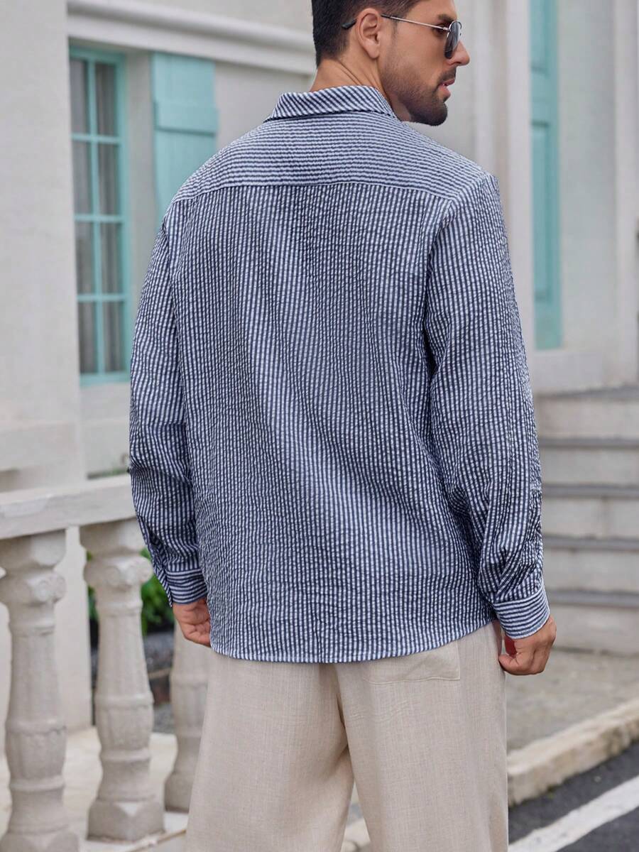 Camisa Masculina de Tecido Texturizado com Listras